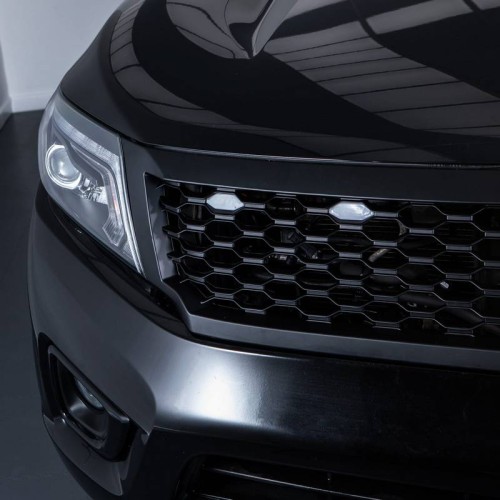 Μάσκα Για Nissan Navara D23 NP300 15-20 Badgeless Μαύρη Ματ Με Led