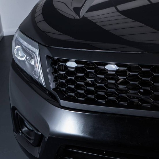 Μάσκα Για Nissan Navara D23 NP300 15-20 Badgeless Μαύρη Ματ Με Led